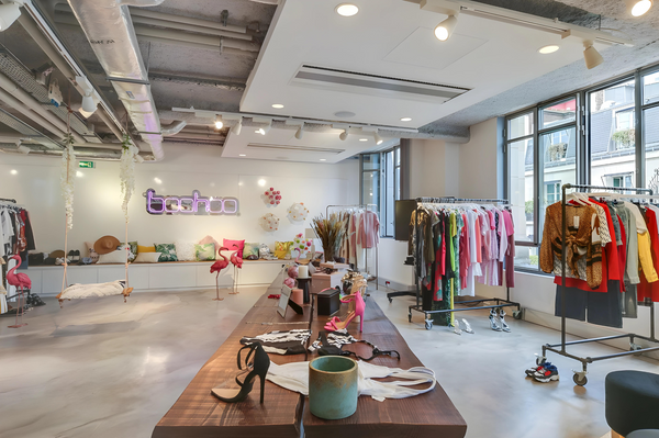 Entrez dans le nouveau showroom de Boohoo et son univers coloré.