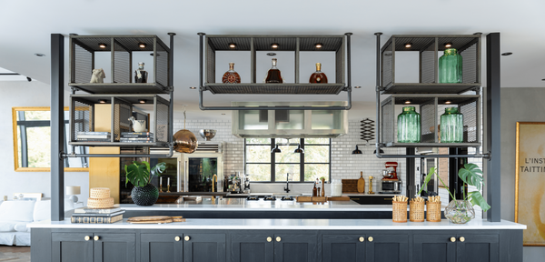 Une cuisine moderne avec rangements suspendus au plafond