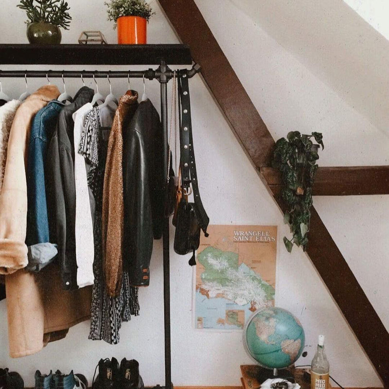 portant à vêtements avec étagère et crochet pour suspendre les sacs à main