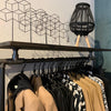 portant à vêtements avec étagère pour une boutique