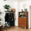 portant à vêtements avec étagère pour un studio