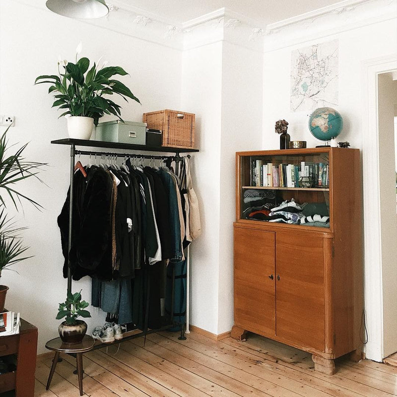 portant à vêtements avec étagère pour un studio
