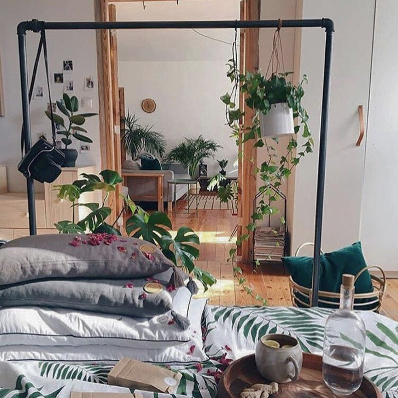 portemanteau en tuyaux noirs pour suspendre des plantes et sacs à main