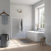 Portemanteau blanc mat avec socle carré pour accrocher le peignoir dans la salle de bain