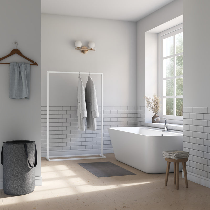 Portemanteau blanc mat avec socle carré pour accrocher le peignoir dans la salle de bain