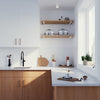 étagère en chêne avec supports minimalistes carrés blanc mat pour la cuisine