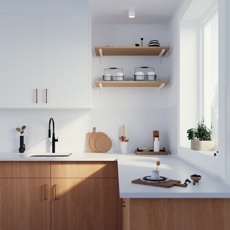 étagère en chêne avec supports minimalistes carrés blanc mat pour la cuisine