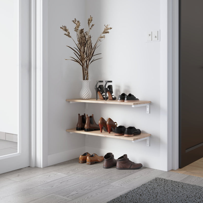 étagère en chêne avec supports minimalistes carrés blanc mat pour ranger les chaussures