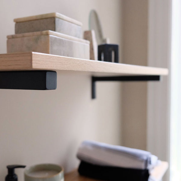 étagère chêne avec supports minimalistes carrés noirs pour salle de bain