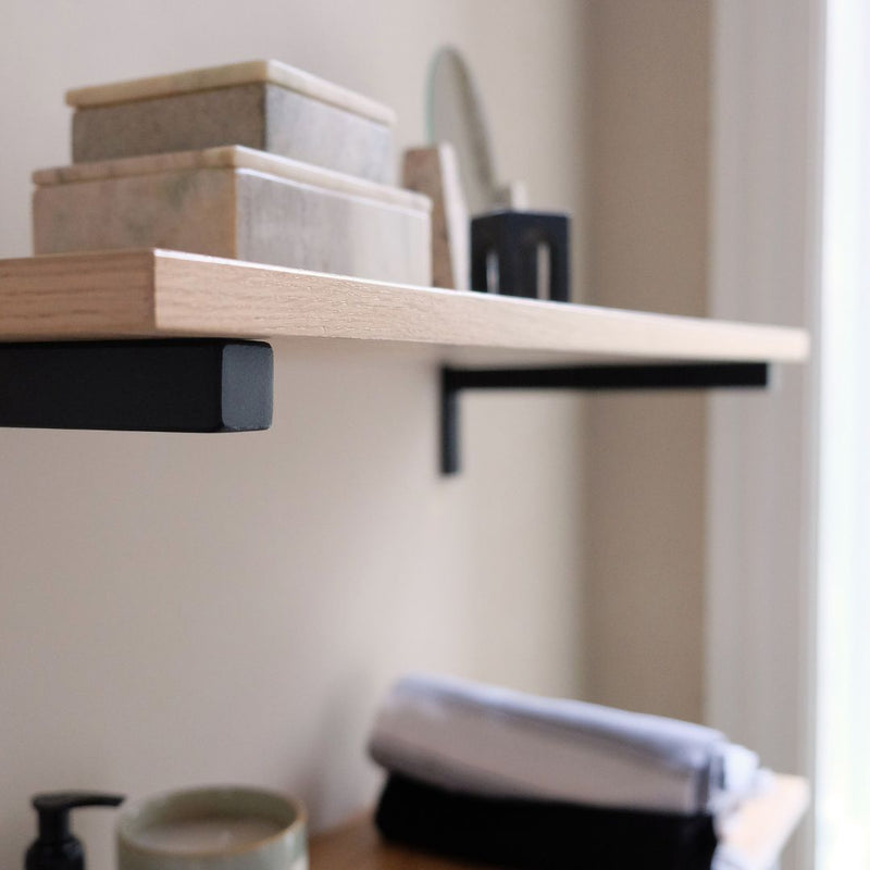 étagère chêne avec supports minimalistes carrés noirs pour salle de bain