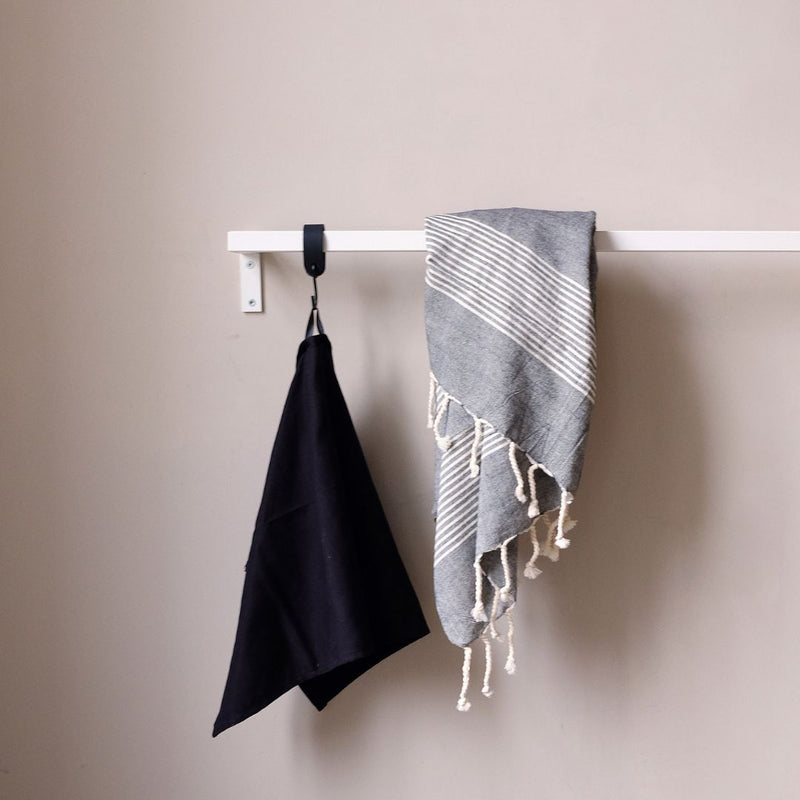 Tringle murale carrée blanche de faible profondeur pour accrocher des torchons de cuisine