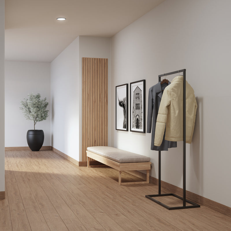 portemanteau étroit noir mat avec socle carré pour accrocher les vestes dans l'entrée
