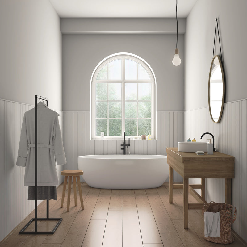 portemanteau étroit noir mat avec socle carré pour accrocher un peignoir dans la salle de bain