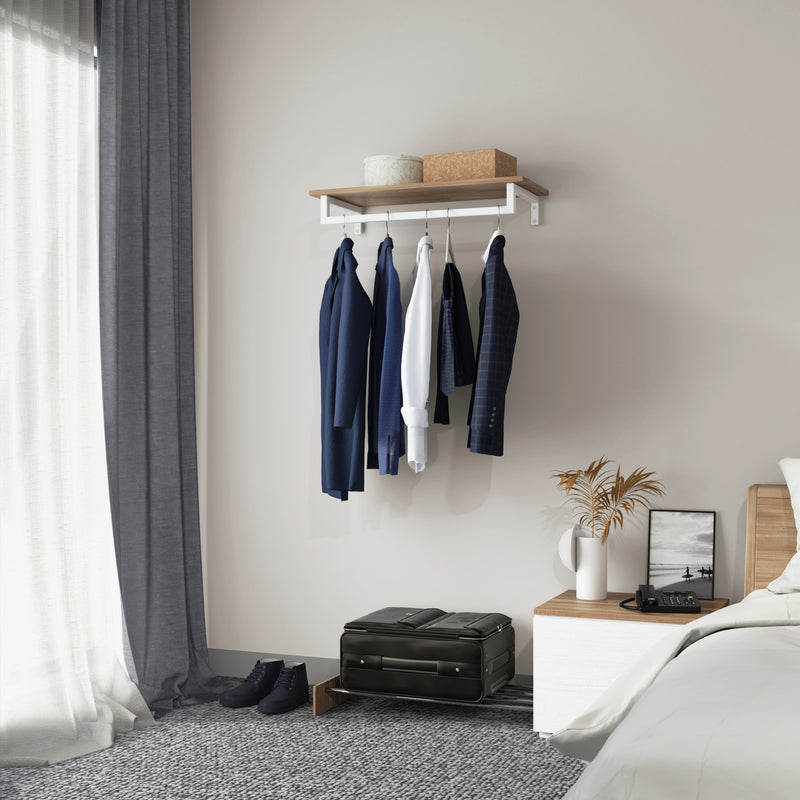 étagère en chêne classique équipée d'une tringle à vêtements minimaliste blanc mat pour aménager une chambre d'hôtel