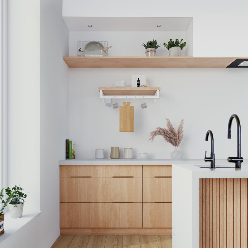 étagère en chêne classique équipée d'une tringle blanc mat pour accrocher les ustensiles de cuisine