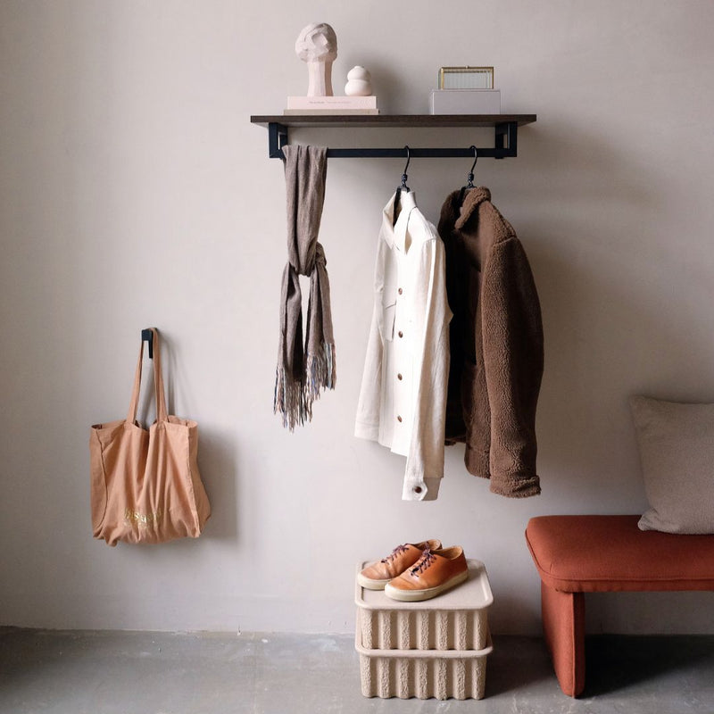 Patère minimaliste noir mat pour accrocher un sac à main dans l'entrée