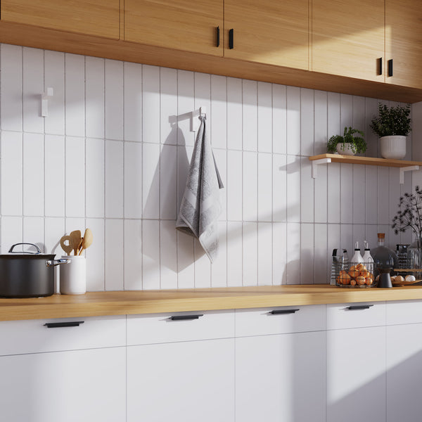 Patère minimaliste blanc mat pour suspendre les torchons de cuisine au mur