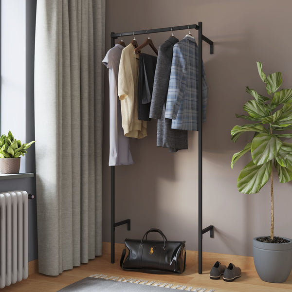 Dressing ouvert noir mat minimaliste de forme carrée pour accrocher les vêtements de différentes longueurs