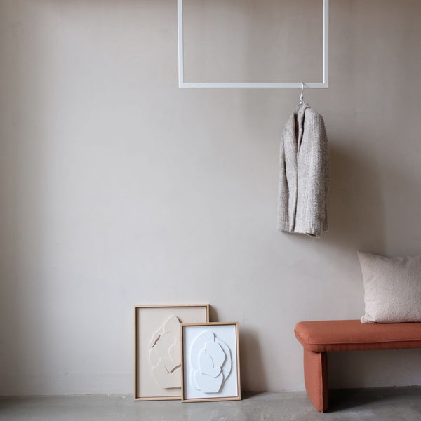 Portant à vêtements carré blanc fixé au plafond pour accrocher vestes