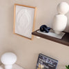 étagère chêne fumé avec supports minimalistes carrés blancs