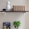 étagère chêne fumé avec supports minimalistes blancs