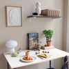 étagère chêne fumé avec supports minimalistes blancs dans un bureau