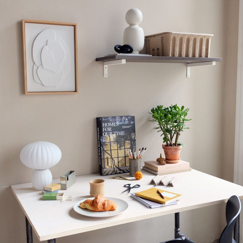 étagère chêne fumé avec supports minimalistes blancs dans un bureau