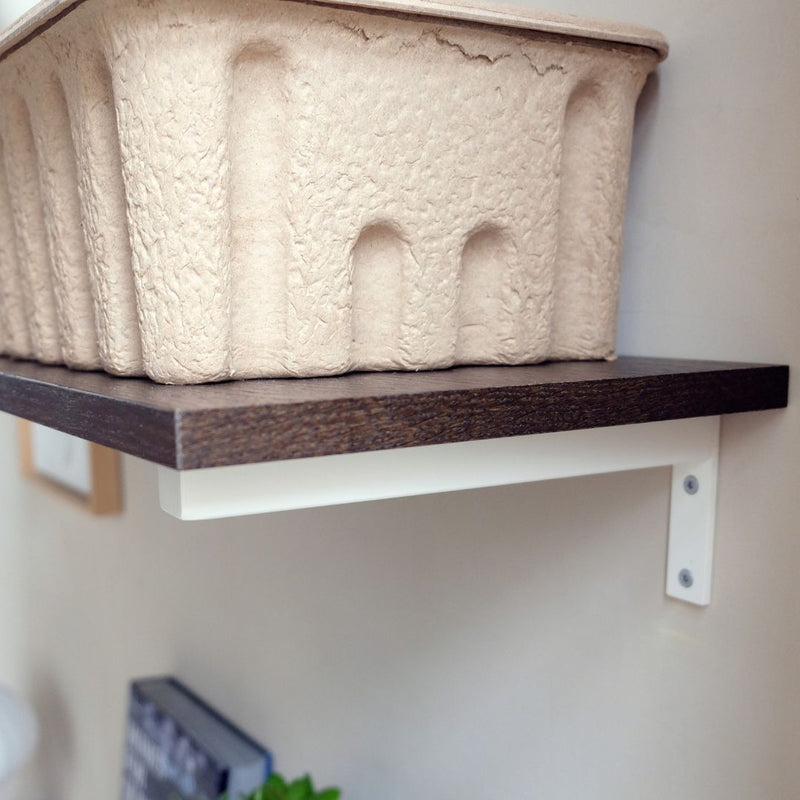 étagère chêne avec supports minimalistes carrés blancs