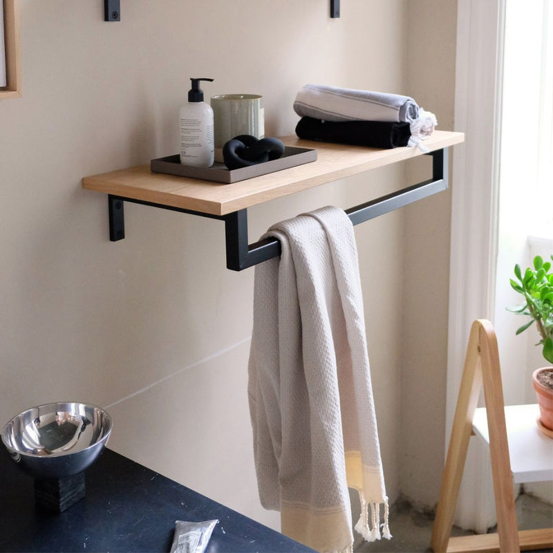 étagère en chêne classique équipée d'une tringle noir mat pour les serviettes de bain