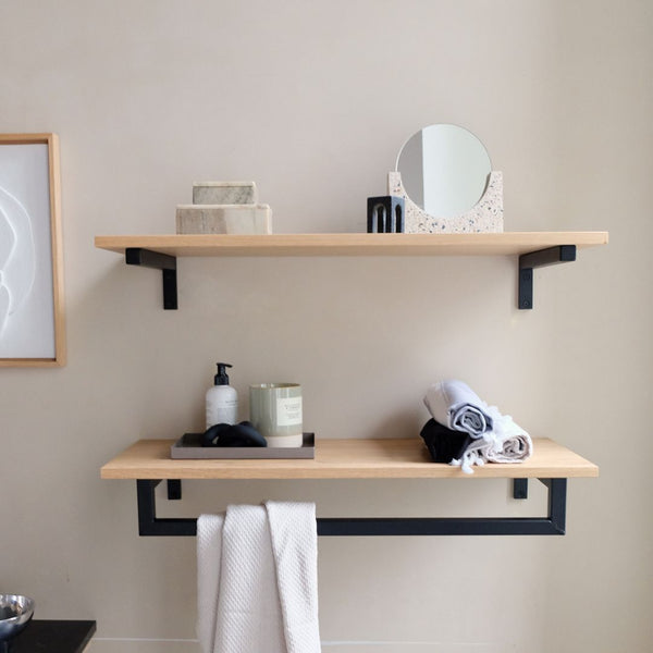 étagère en chêne classique équipée d'une tringle minimaliste noir mat pour suspendre les serviettes de bain