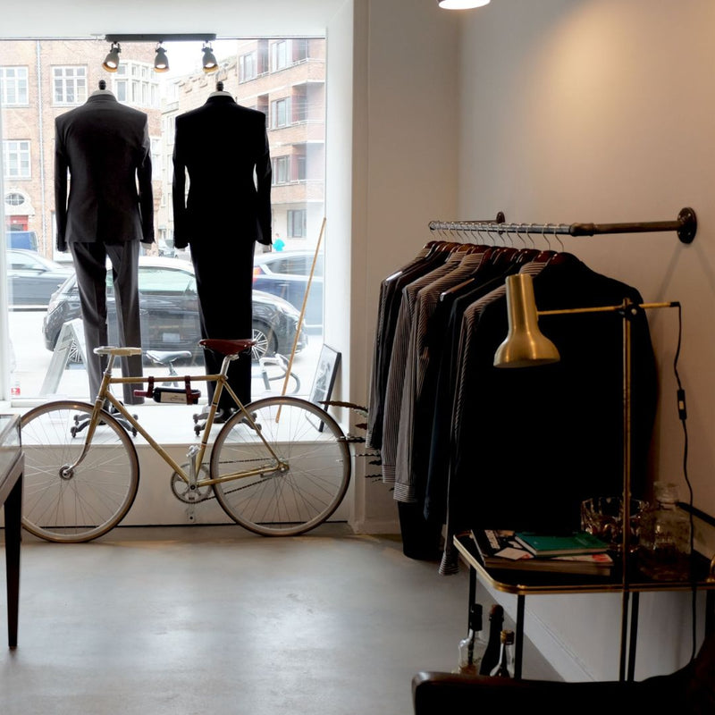 Tringle murale pour suspendre les vêtements dans une boutique