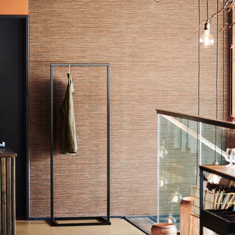 portemanteau étroit noir mat avec socle carré pour accrocher les vestes dans une entrée sobre