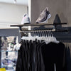 étagère murale avec tringle à vêtements intégrée pour boutique