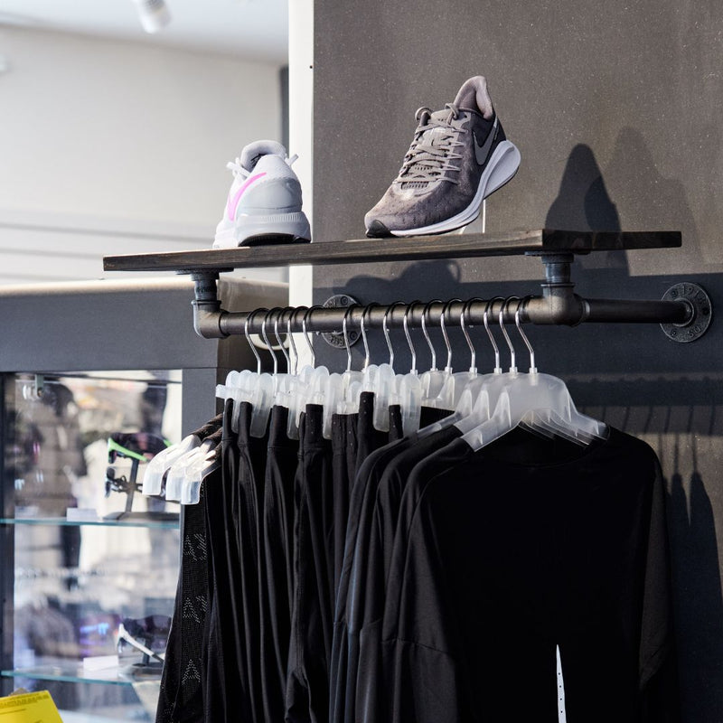 étagère murale avec tringle à vêtements intégrée pour boutique