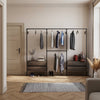 Dressing ouvert minimaliste carré noir avec double tringle vêtements et tiroirs en chêne dans l'entrée