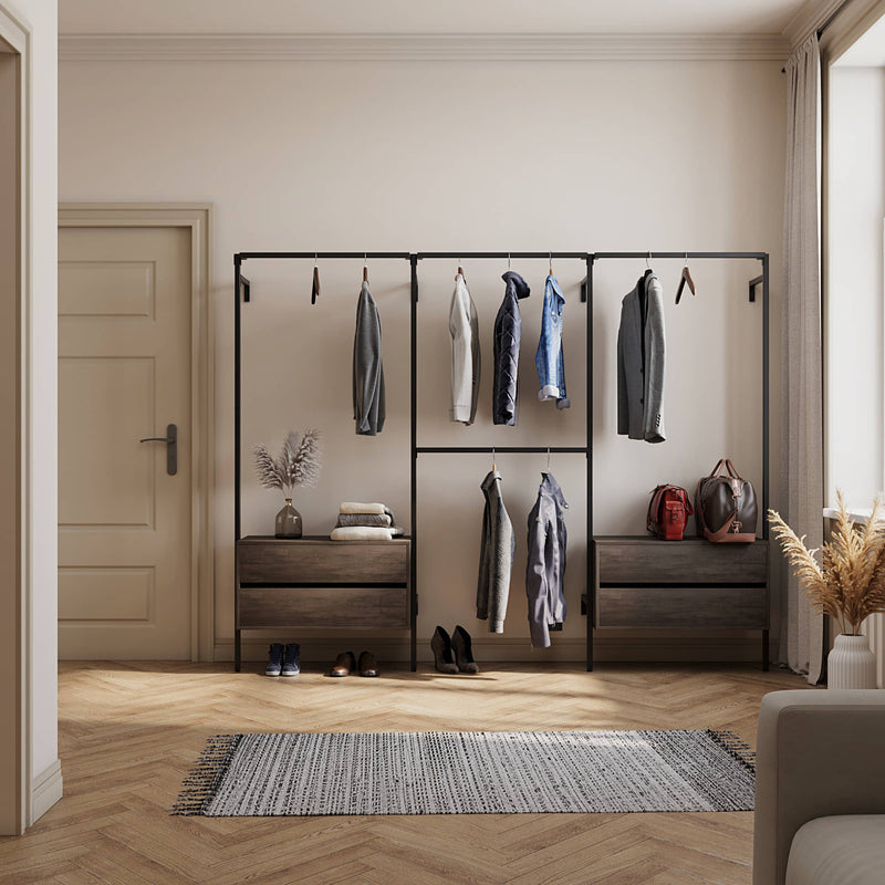 Dressing ouvert minimaliste carré noir avec double tringle vêtements et tiroirs en chêne dans l'entrée