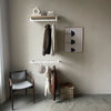 Tringle à vêtements mural et étagére en chêne avec supports carrés blancs
