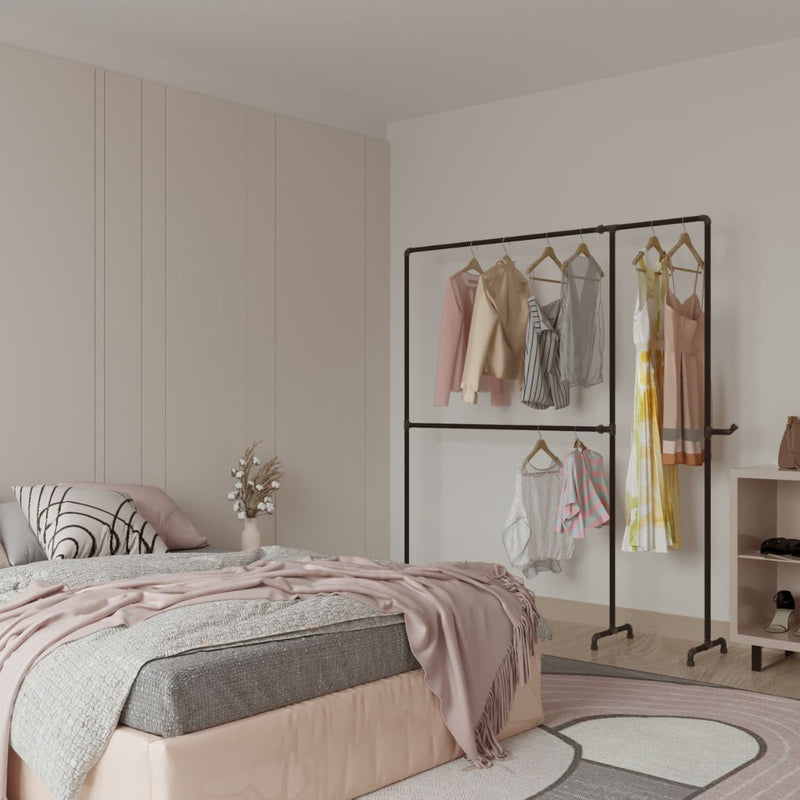 Portant à vêtements sur pieds en tuyaux industriels pour une chambre de fille