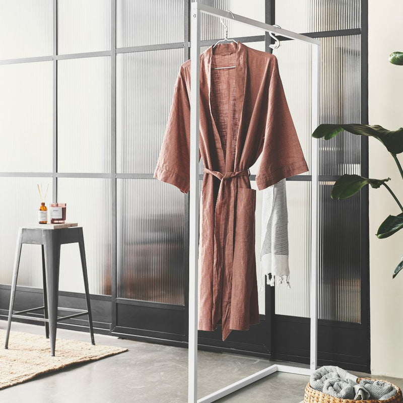 Portemanteau minimaliste blanc avec socle carré  pour une chambre à coucher 