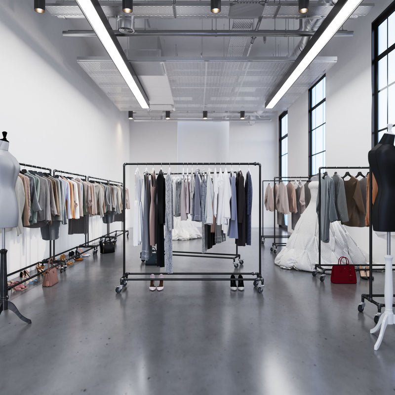 Portant à vêtements sur roulettes style industriel pour un showroom