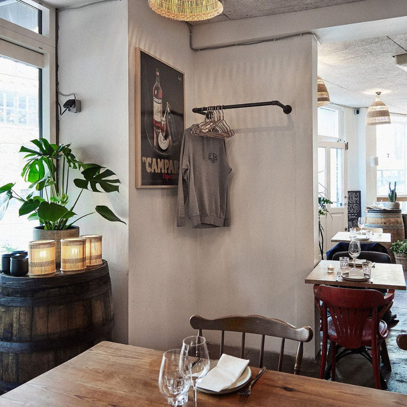 Tringle à vêtements murale dans un restaurant