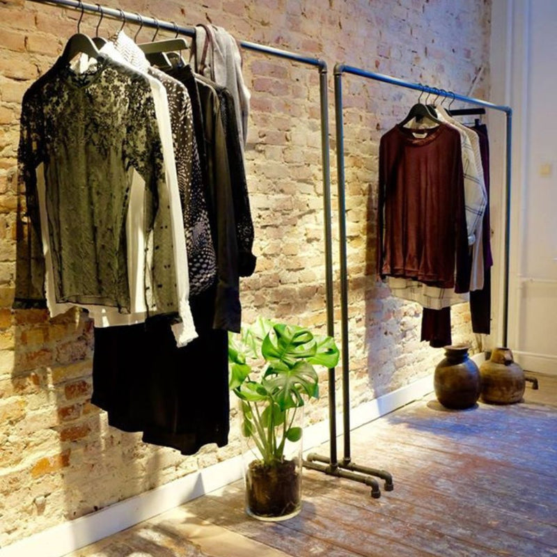 Portant à vêtements autonome sur pieds en tuyaux de plomberie dans une boutique