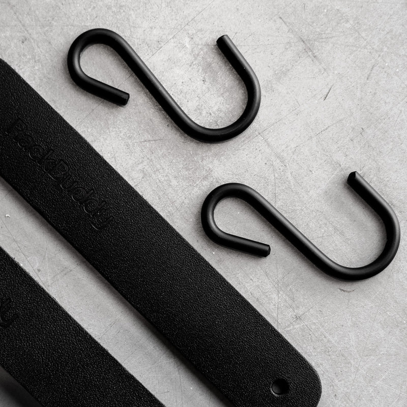 Crochet S pour accrocher les vêtements ou accessoires avec sangle en cuir noir