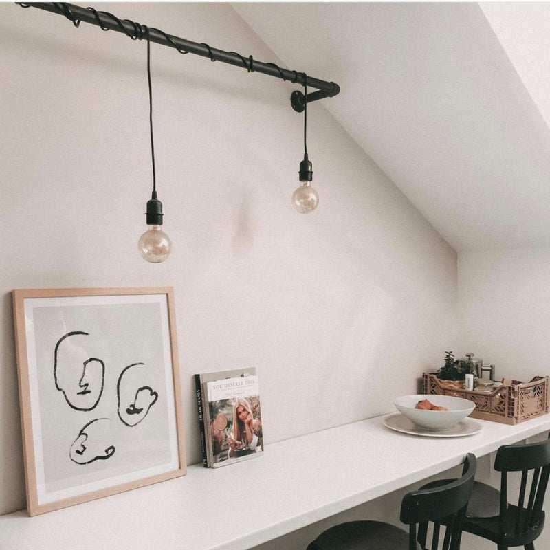 Tringle murale pour suspendre des luminaires dans une cuisine