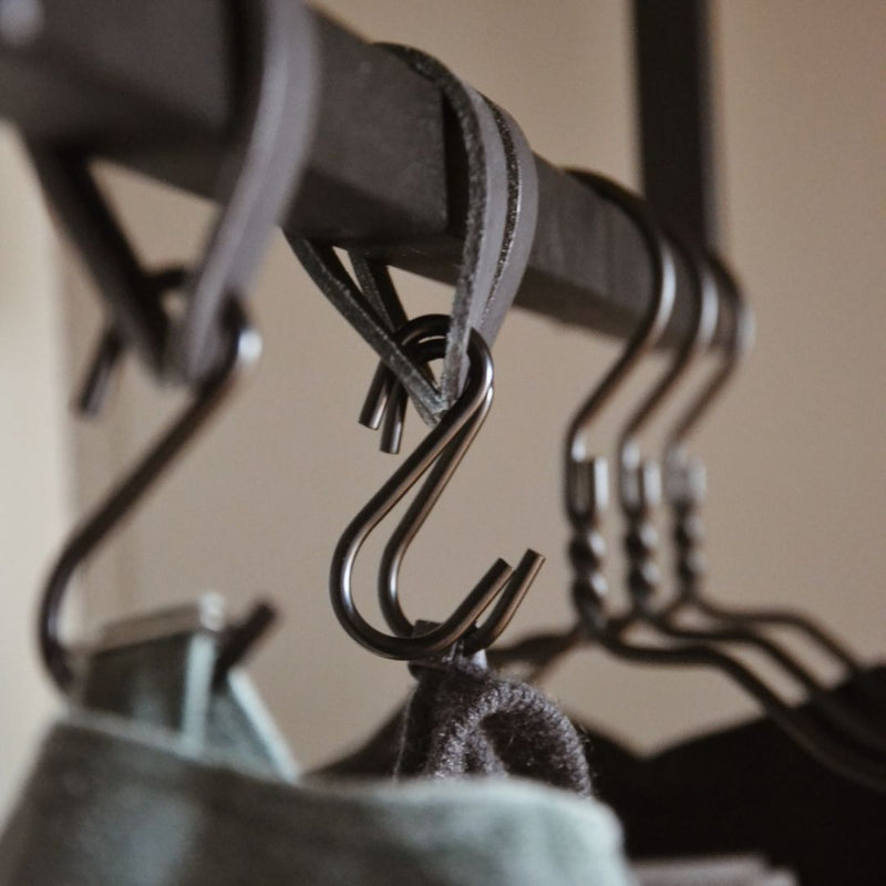 Tringle carrée noire fixée au plafond pour suspendre des crochets en cuir pour les casquettes et accessoires