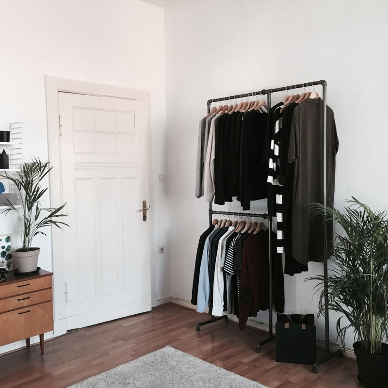 Portant à vêtements sur pieds en tuyaux dans une chambre à coucher
