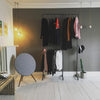 Portant à vêtements dans le salon