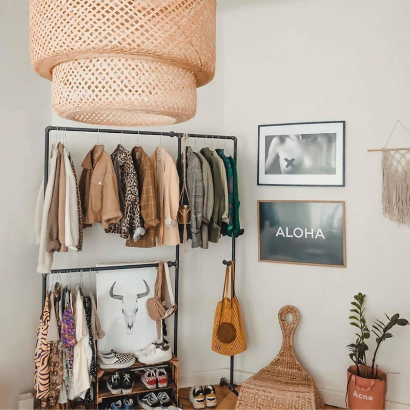 Portant à vêtements pour vêtements longs et courts dans une chambre d'ado