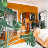 Portant à vêtements sur pieds style industriel dans une chambre orange