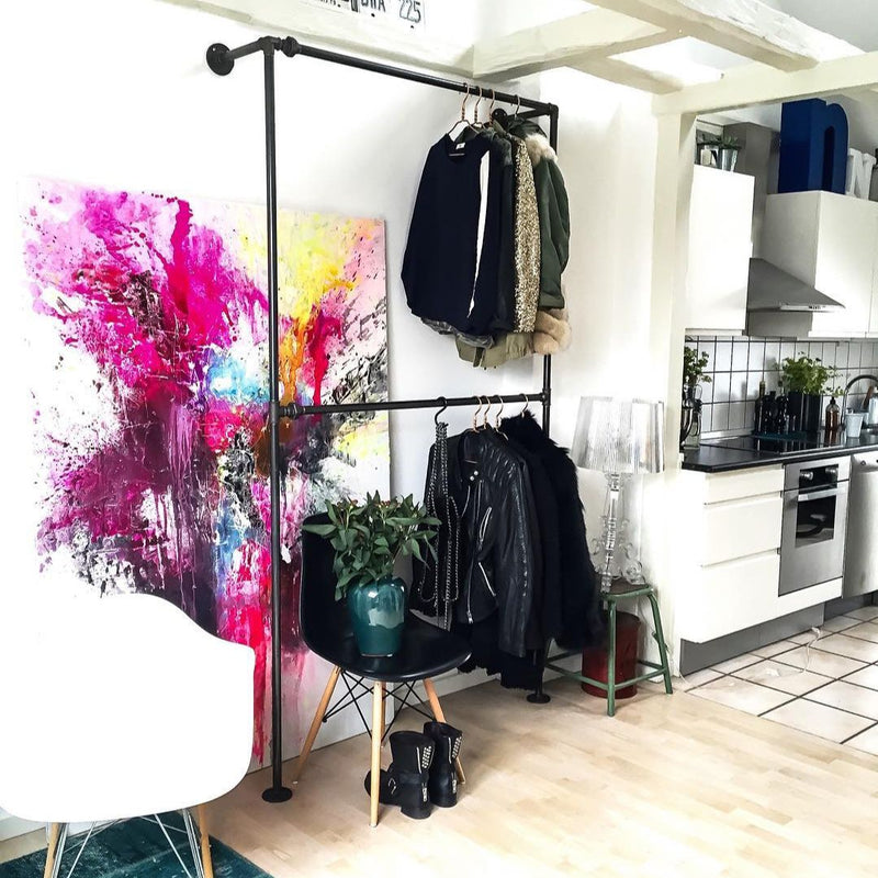Penderie avec double tringle à vêtements fixée au mur 